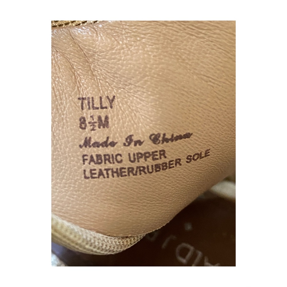 Donald Pliner Tilly Heels Size 8.5 M Tan Champagne Gold Shimmer Fabric Zip - Picture 9 of 9